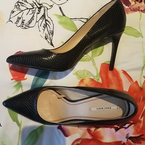 Zara Shoes - Zara Phyton leather pumps 🔥